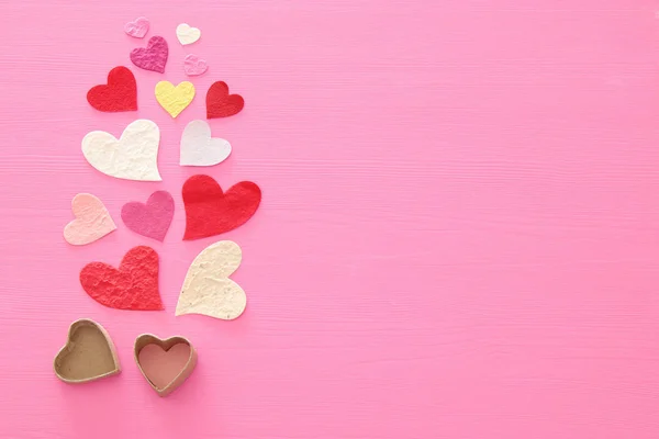 Aftelkalender Voor Valentijnsdag Concept Papieren Hart Houten Roze Achtergrond Plat — Stockfoto