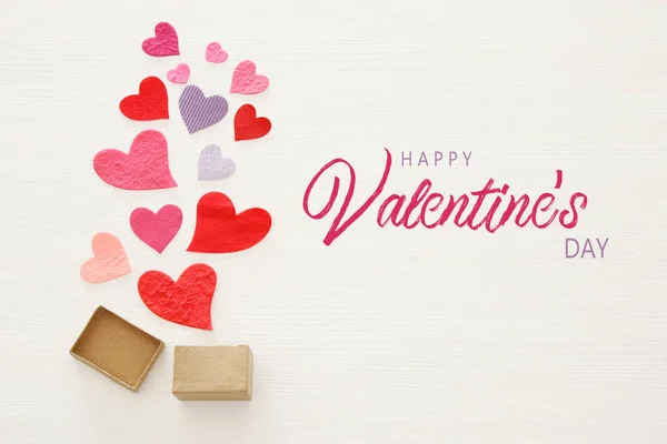 Concepto San Valentín Corazones Papel Sobre Fondo Blanco Madera Puesta —  Fotos de Stock