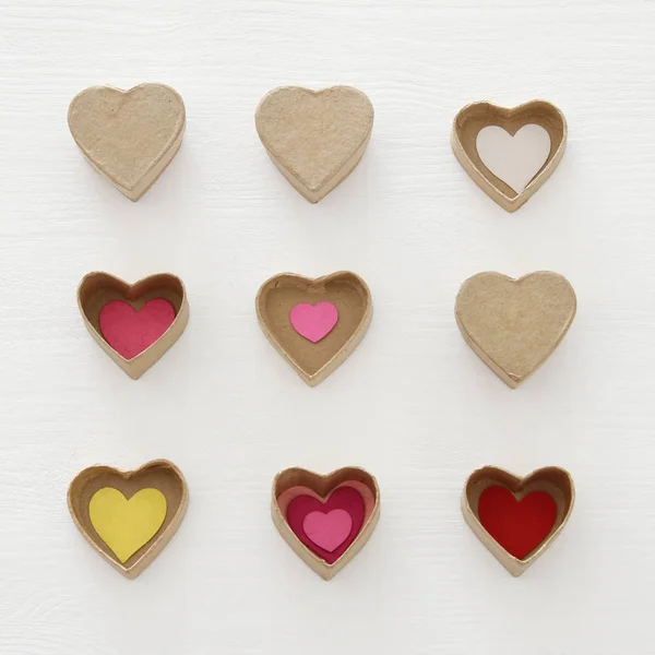 Aftelkalender Voor Valentijnsdag Concept Harten Als Papier Geschenkdozen Houten Witte — Stockfoto