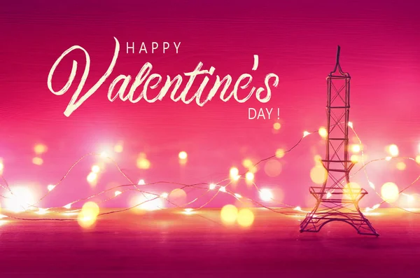 Valentin-nap háttér. Eiffel-torony fából készült asztal és lila bakground. — Stock Fotó