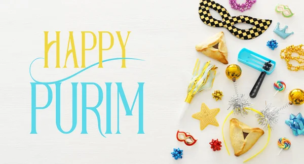 Purim kutlama kavram (Yahudi karnaval tatil) ahşap beyaz arka plan üzerinde