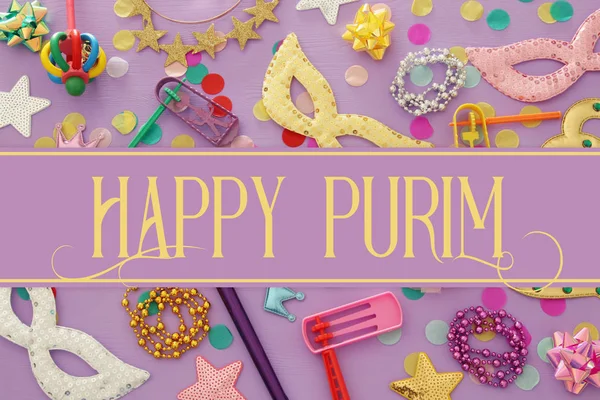 Purim kutlama kavram (Yahudi karnaval tatil) ahşap pembe bir arka plan üzerinde