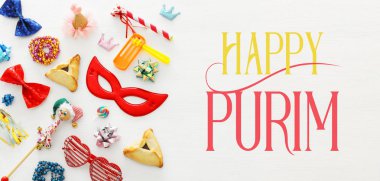 Purim kutlama kavram (Yahudi karnaval tatil) ahşap beyaz arka plan üzerinde