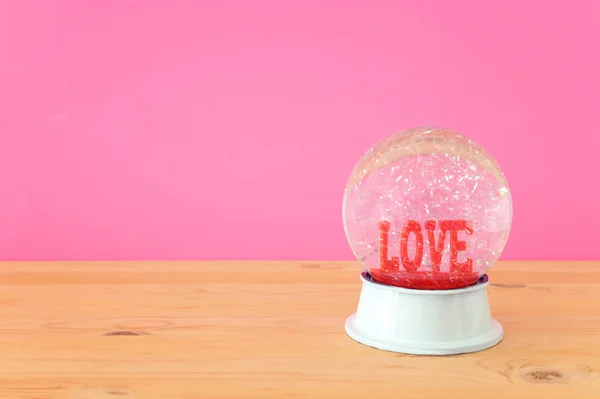 Aftelkalender Voor Valentijnsdag Achtergrond Water Globe Met Woord Love Glitter — Stockfoto