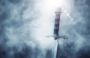 duman ile Gotik siyah arka plan üzerinde gümüş kılıç gizemli ve büyülü fotoğraf. Ortaçağ Dönemi kavramı.
