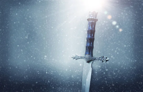 ゴシックの雪に覆われた黒い背景上の銀の剣の神秘的で不思議な写真 中世期間の概念 — ストック写真