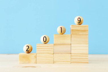 Ahşap topları ve küpleri basamak 2019 - yeni yıl, başarı ve planlama kavramı ile