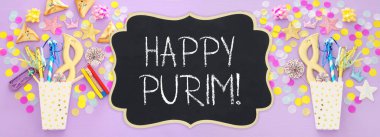 Purim kutlama kavram (Yahudi karnaval tatil) ahşap pembe bir arka plan üzerinde. Afiş