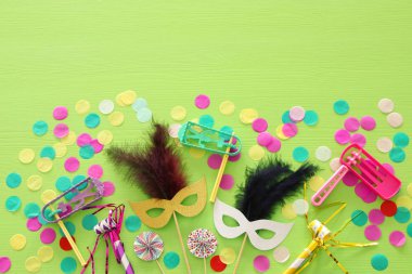 Purim kutlama kavram (Yahudi karnaval tatil) ahşap yeşil arka plan üzerinde