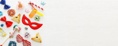 Purim kutlama kavram (Yahudi karnaval tatil) ahşap beyaz arka plan üzerinde. Afiş