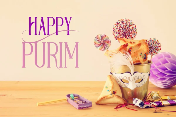 Ahşap masa üzerinde Purim bayramı konsepti (Yahudi karnavalı bayramı)