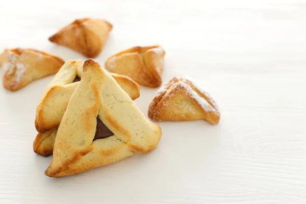 普林庆祝概念 犹太狂欢节假日 传统的哈曼塔琴饼干在白色木桌上 — 图库照片