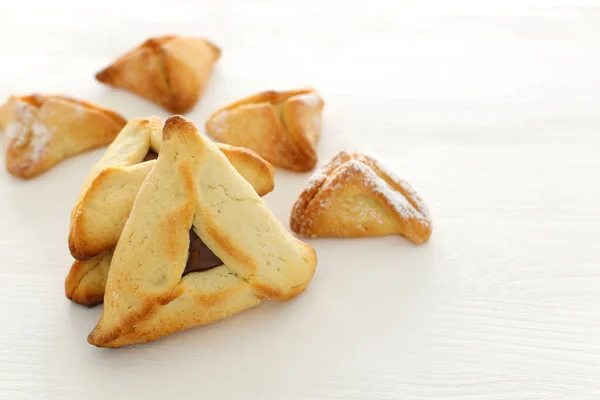 プリム祭のお祝い概念 ユダヤ人のカーニバルの休日 白の木製テーブルの上の伝統的な Hamantaschen クッキー — ストック写真