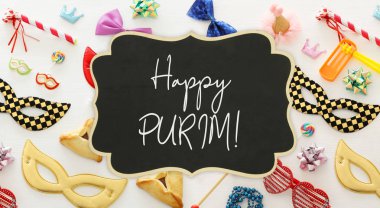 Purim kutlama kavram (Yahudi karnaval tatil) ahşap beyaz arka plan üzerinde