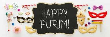 Purim kutlama kavram (Yahudi karnaval tatil) ahşap beyaz arka plan üzerinde