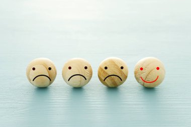 zorbalık, ayrımcılık kavramı. Grup ifade yüzleri ve bir tek başına gülen Bak üzgün ve depresyonda