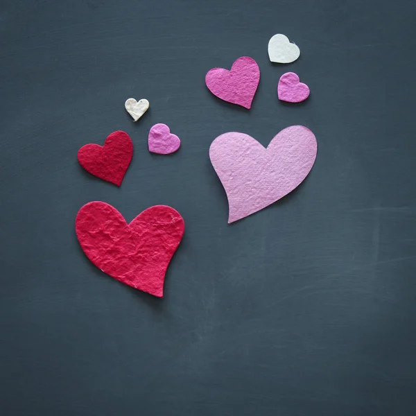 Concepto San Valentín Corazones Papel Rosa Rojo Sobre Pizarra — Foto de Stock