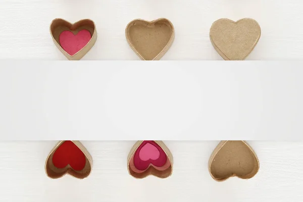 Concept Saint Valentin Coeurs Comme Boîtes Cadeaux Papier Sur Fond — Photo