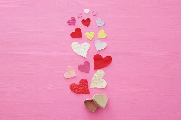 Concepto San Valentín Corazones Papel Sobre Fondo Rosa Madera Puesta — Foto de Stock