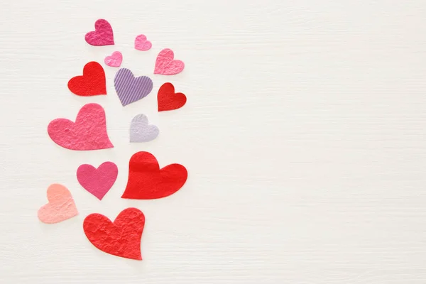 Концепция Дня Святого Валентина. Бумажные сердца на деревянном белом фоне. Плоский лежал . — стоковое фото