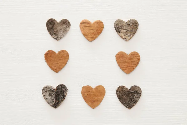 情人节的概念 心脏从树干剪断在木白色背景 — 图库照片