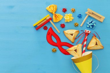 Purim kutlama kavram (Yahudi karnaval tatil) ahşap mavi arka plan üzerinde.
