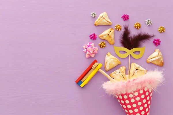 Conceito Celebração Purim Feriado Carnaval Judaico Sobre Fundo Roxo Madeira — Fotografia de Stock