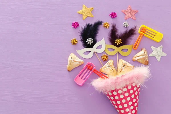 Conceito Celebração Purim Feriado Carnaval Judaico Sobre Fundo Roxo Madeira — Fotografia de Stock