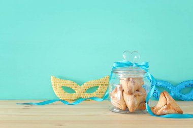 Purim kutlama kavramı (Yahudi karnaval tatil). Geleneksel hamantaschen Çerezler üzerinde ahşap masa