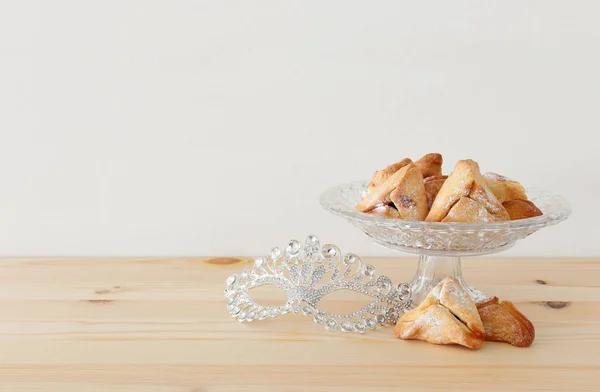 Purim Viering Concept Joods Carnaval Vakantie Houten Tafel Witte Achtergrond — Stockfoto