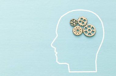 Beyin sipariş ahşap cogwheels insan kafası yaptım. Düşünme, iş akışı, DEHB ve öğrenme kavramı