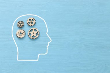 Beyin bozukluğu ahşap cogwheels insan kafası yaptım. Alzheimer hastalığı, hafıza kaybı, obsesif kompulsif, DEHB, anksiyete bozuklukları ve ruh sağlığı konu kavramı