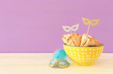 Purim kutlama kavramı (Yahudi karnaval tatil). Geleneksel hamantaschen Çerezler üzerinde ahşap masa