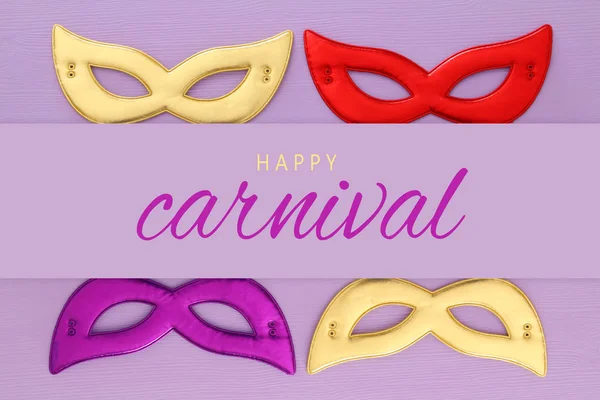 Καρναβάλι Κόμμα Γιορτή Έννοια Πολύχρωμες Μάσκες Πάνω Από Μοβ Φόντο — Φωτογραφία Αρχείου