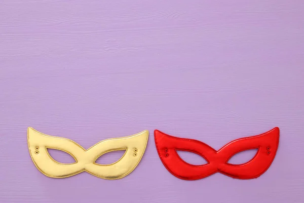 Karnevalsparty Konzept Mit Bunten Masken Vor Violettem Holzhintergrund Ansicht Von — Stockfoto