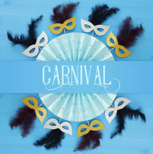 Concetto Festa Carnevale Con Maschere Ventilatore Colorato Sfondo Blu Legno — Foto Stock