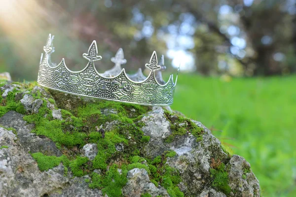 Tajemné Magické Foto Stříbrná Krále Korunovat Kamene Pokrytými Mechem Anglii — Stock fotografie