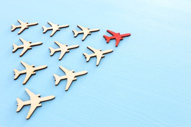 Liderlik kavramı mavi ahşap arka plan uçaklarda ile. Bir kırmızı lider önde diğerleri flays.