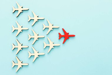 Liderlik kavramı mavi ahşap arka plan uçaklarda ile. Bir kırmızı lider önde diğerleri flays.