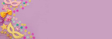 Karnaval parti kutlama kavramı maskesi ve mor ahşap arka plan üzerinde renkli parti aksesuarları ile. Üstten görünüm. Düz yatıyordu