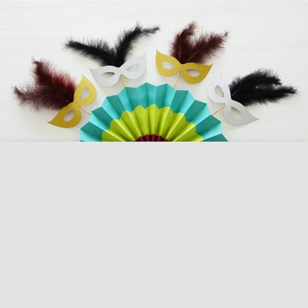 Concept Fête Carnaval Avec Des Masques Ventilateur Coloré Sur Fond — Photo
