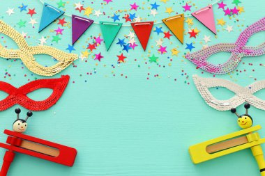 Purim kutlama kavram (Yahudi karnaval tatil) ahşap mavi arka plan üzerinde