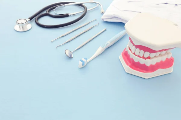 Ferramentas Odontológicas Usam Para Modelo Dentista Dentes Plásticos Clínica Fundo — Fotografia de Stock