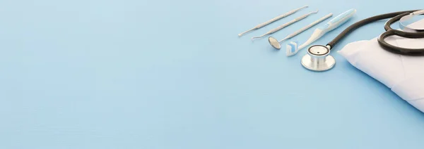 Zahnpflege Tools Für Den Zahnarzt Der Klinik Hölzernen Blauen Hintergrund — Stockfoto