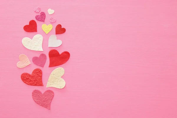 Conceito Dia Dos Namorados Corações Papel Sobre Fundo Rosa Madeira — Fotografia de Stock