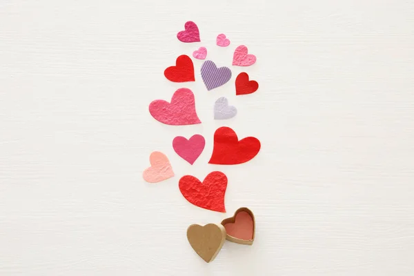 Concetto San Valentino Cuori Carta Sfondo Bianco Legno Posa Piatta — Foto Stock