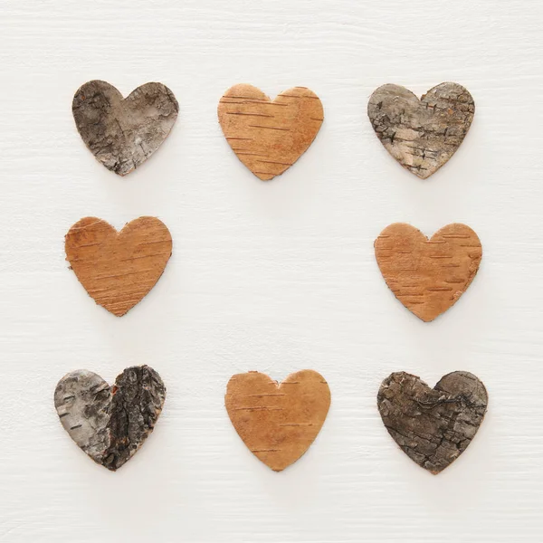 情人节的概念 心脏从树干剪断在木白色背景 — 图库照片