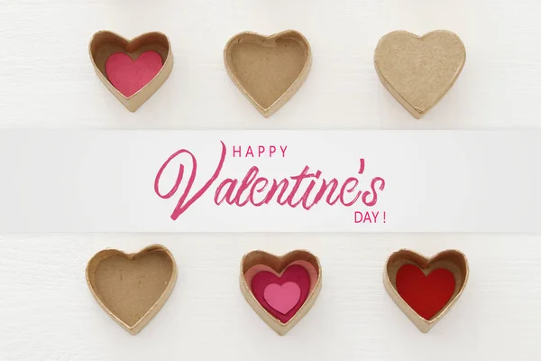 Aftelkalender Voor Valentijnsdag Concept Harten Als Papier Geschenkdozen Houten Witte — Stockfoto
