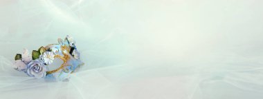 Narin ve zarif mavi Venedik Maske nane şifon arka plan üzerinde çiçek süslemeleri ile bayrağı