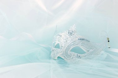 Narin ve zarif beyaz dantel Venedik maskeyi üzerine nane şifon arka plan fotoğrafı